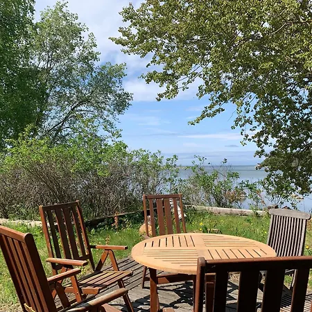 Omakotitalo Veistaemoellae Meren Rannassa *