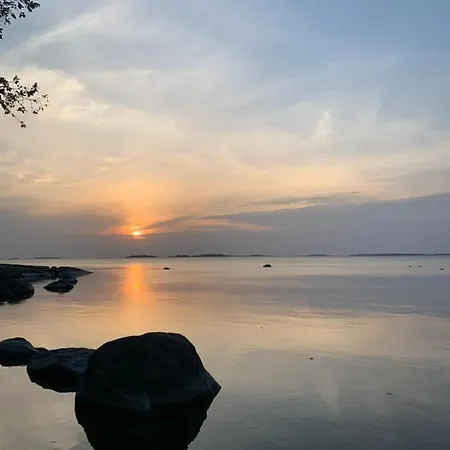 Omakotitalo Veistaemoellae Meren Rannassa